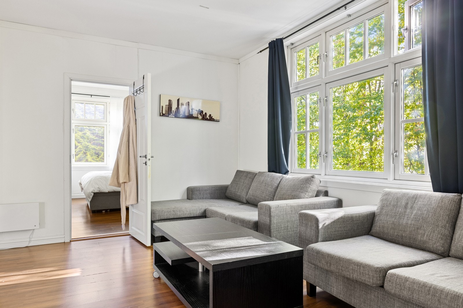 Hovedetasjen i leiligheten har stue, kjøkken, tre soverom og bad. Galleribilde