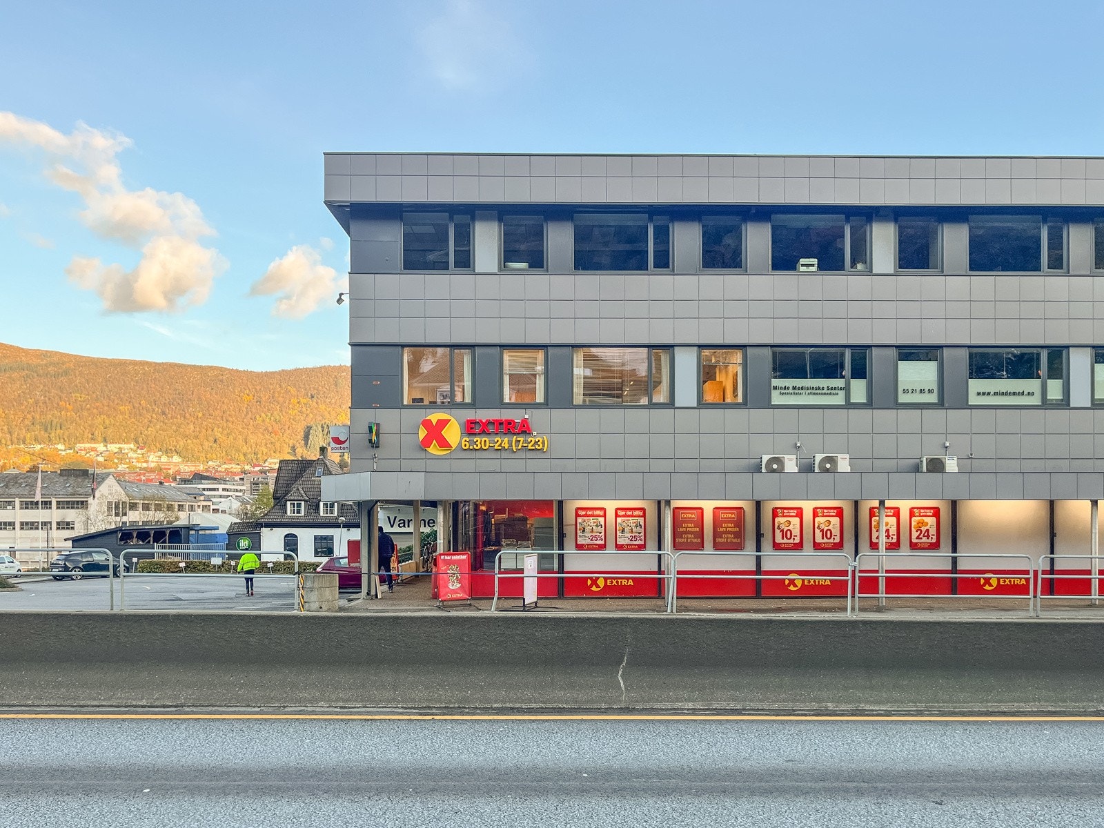 Nærmeste dagligvarebutikk er Coop Extra Minde. Galleribilde