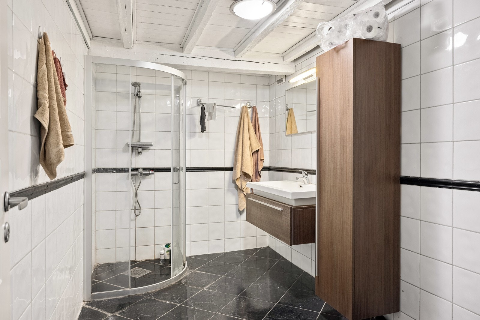 Badet i underetasjen er helfliset med varmekabler i gulvet. Galleribilde