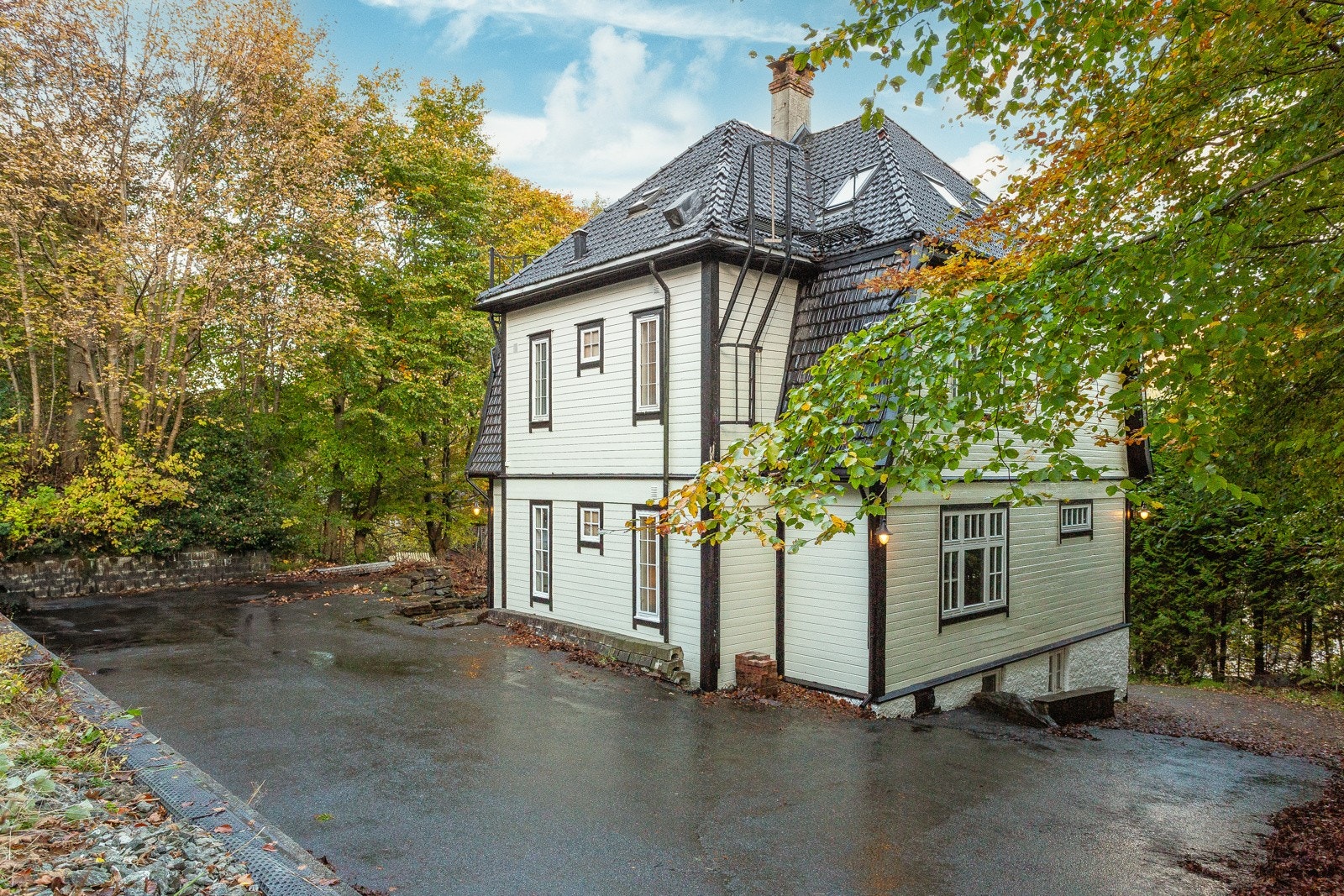 Boligen har stor tomt der selger har leid ut flere parkeringsplasser. Galleribilde