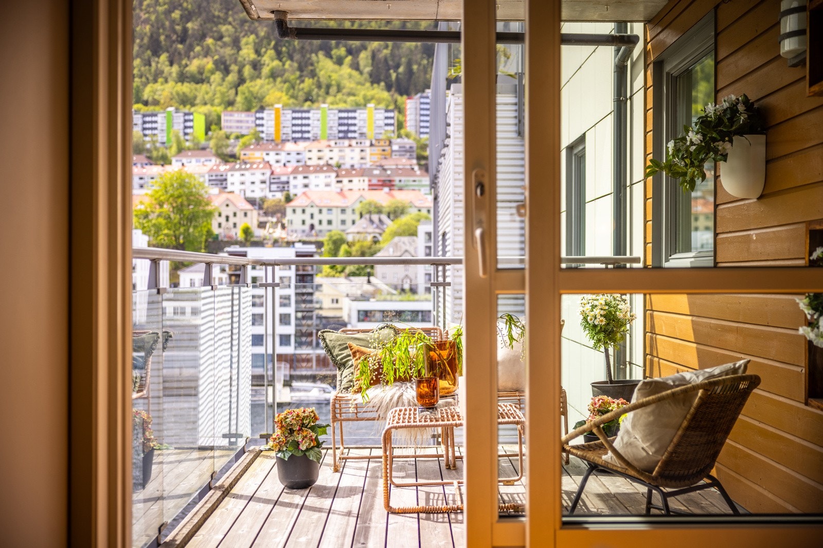 Fra stuen er det utgang til balkong påm 8 kvm. Galleribilde