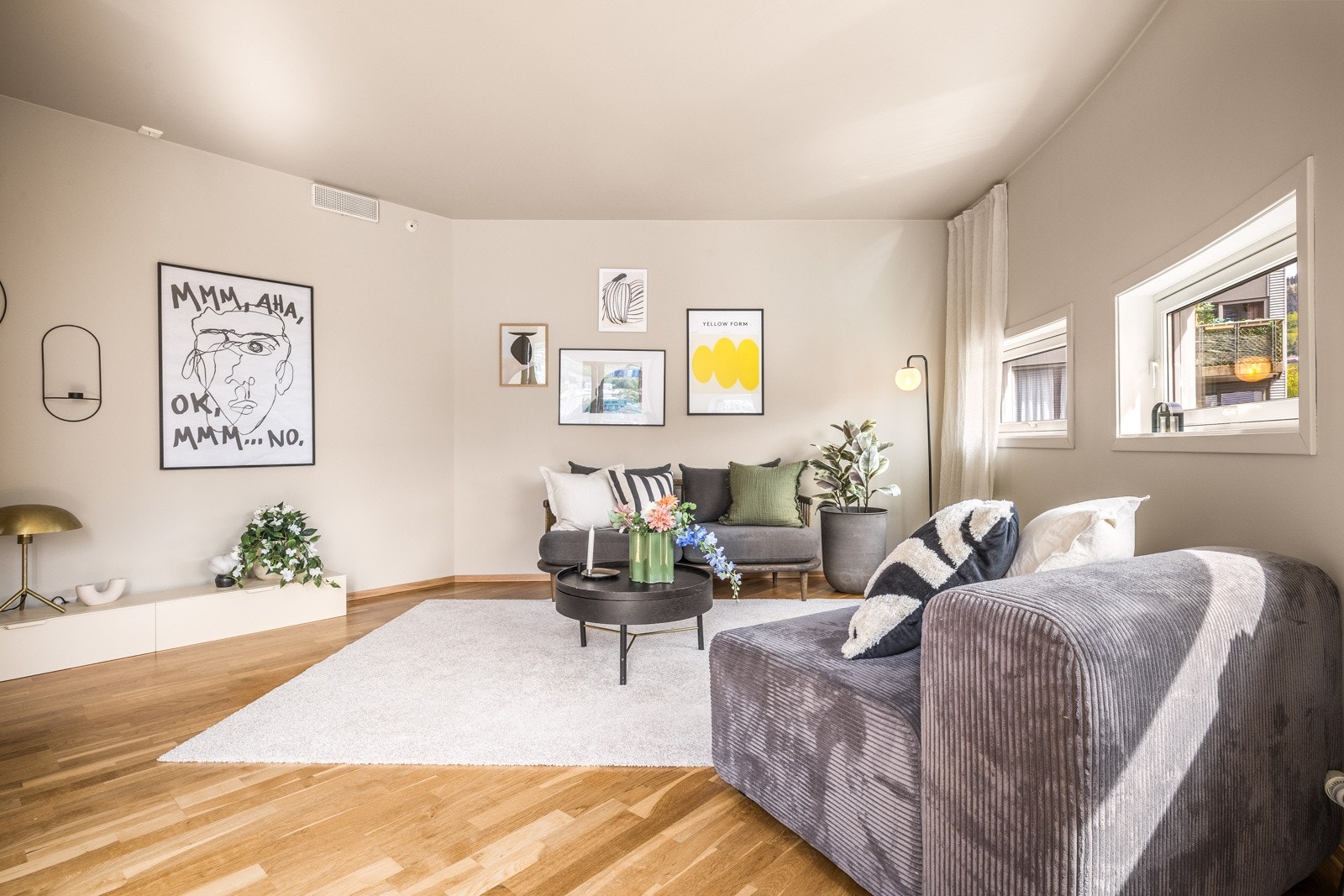 God plass til sofagruppe og TV Galleribilde