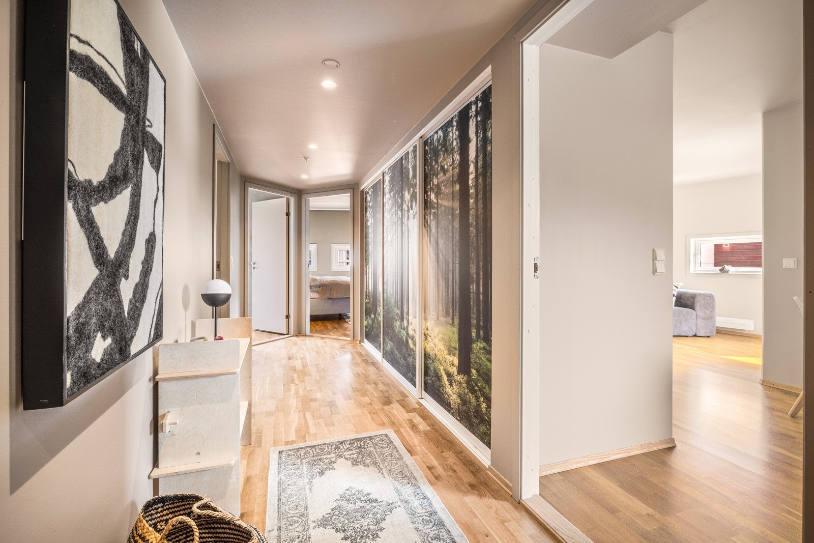 Entré/gang med meget romslig skyvedørsgarderobe Galleribilde