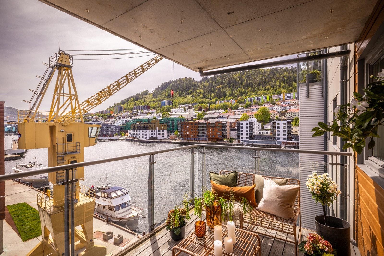 Balkongen er sørvendt og har godt med sol Galleribilde