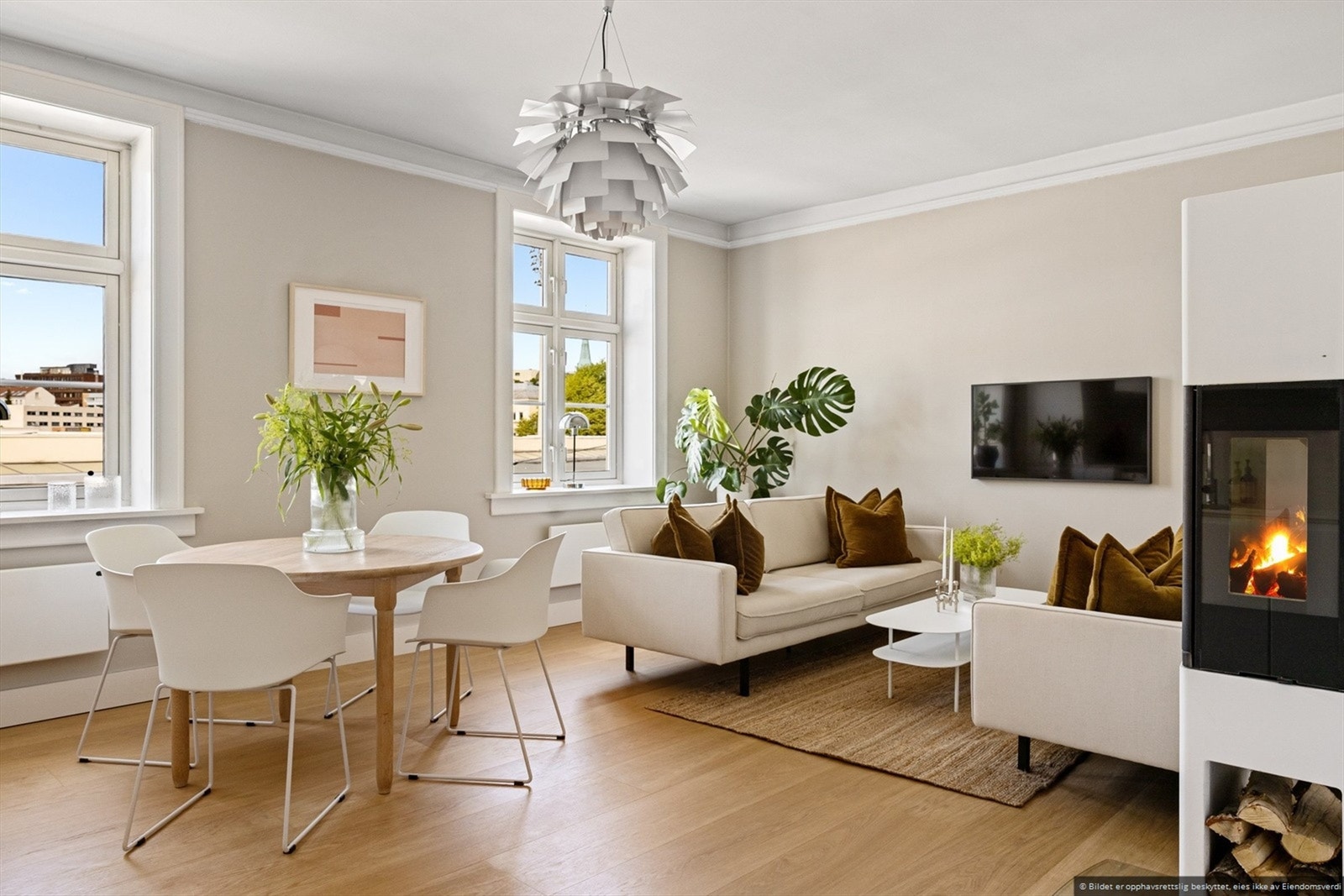 Stuen har god plass til både sofa- og spisegruppe. Annen type spisebord med stoler, stuebord og tv medfølger. Galleribilde