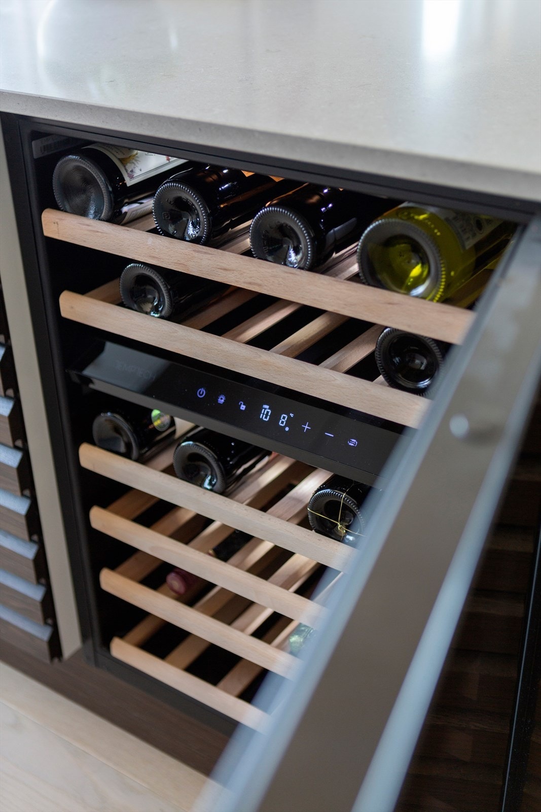 Integrert vinskap i kjøkkenøy Galleribilde