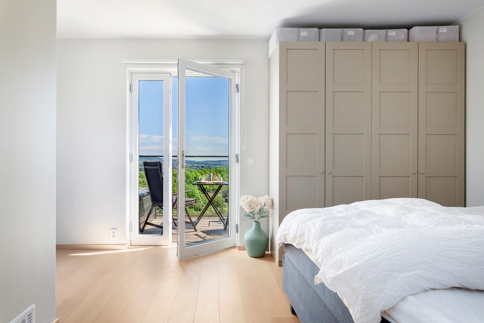 Soverom av god størrelse med god plass til dobbeltseng, garderobeløsning, m.m. Galleribilde