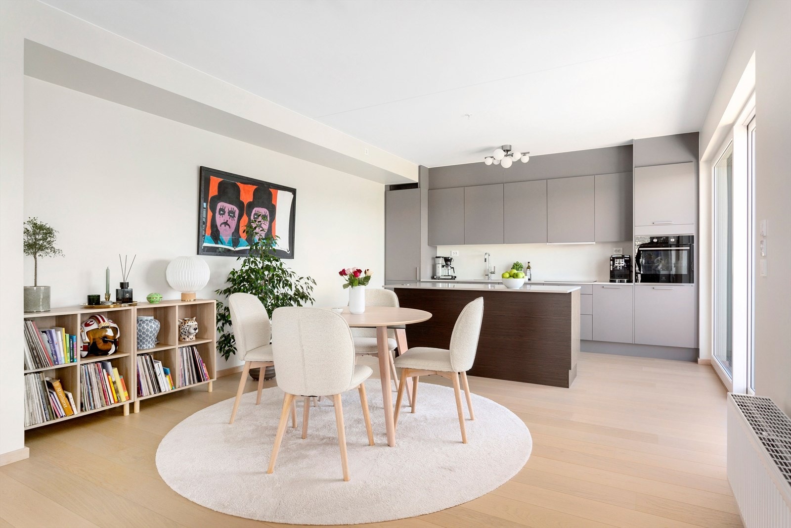 Mellom kjøkkenet og stuen er det rom for en hyggelig spiseplass Galleribilde