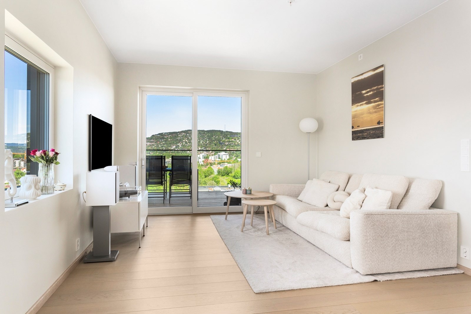 Store vindusflater i stuen som slipper inn rikelig med naturlig lys Galleribilde