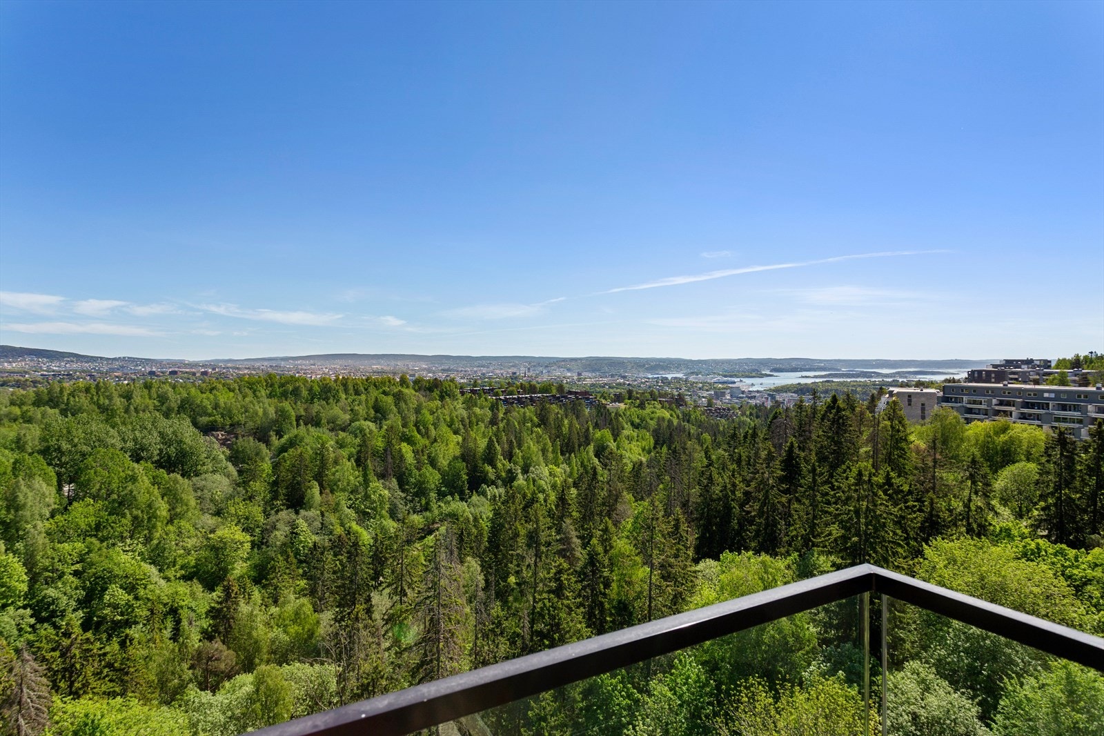 Balkongen er østvendt og har en fantastisk utsikt over Oslofjorden og hele byen Galleribilde