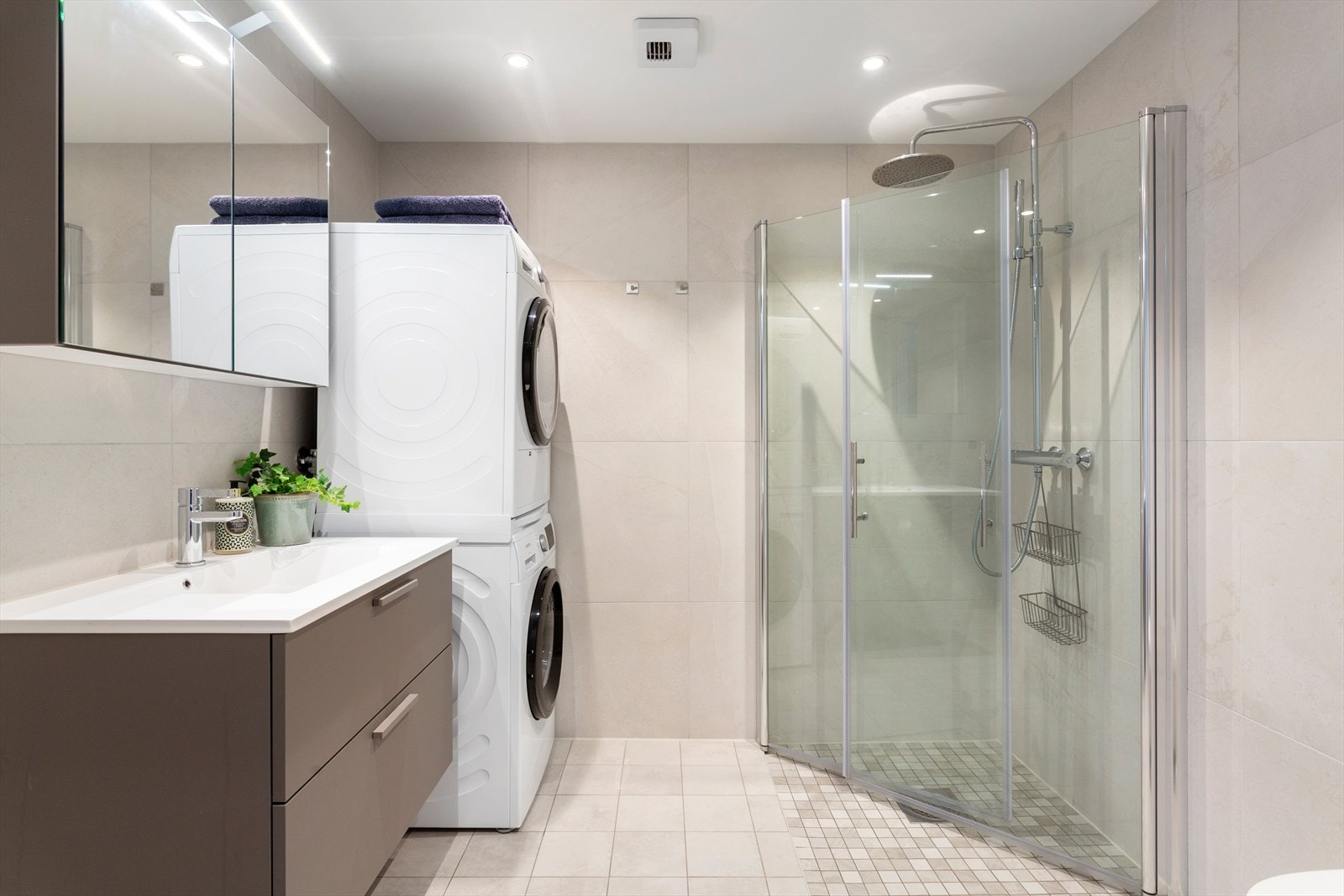 Leiligheten andre baderom av god størrelse og med opplegg og plass til vaskemaskin og tørketrommel Galleribilde