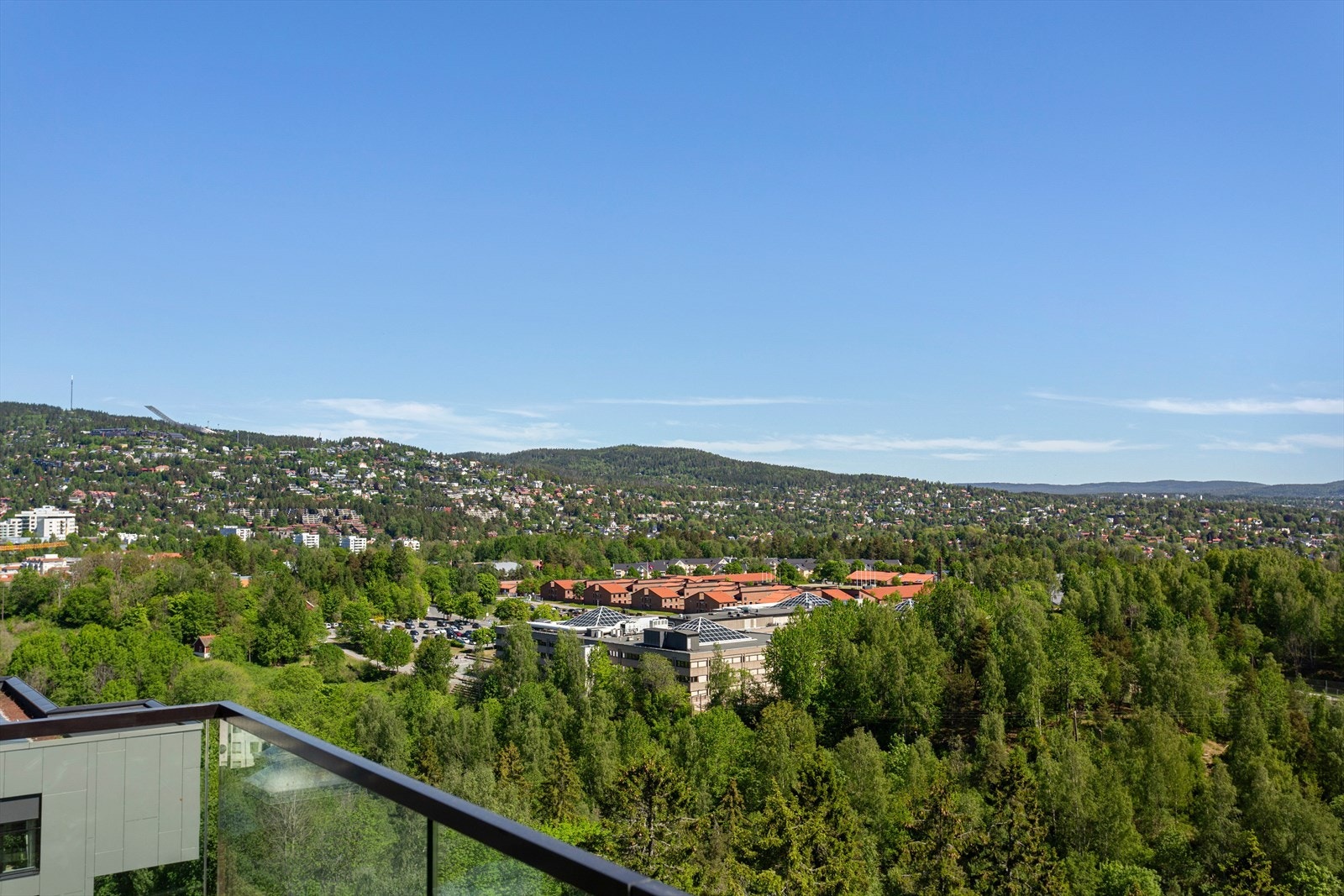 På denne balkongen får du morgensolen Galleribilde
