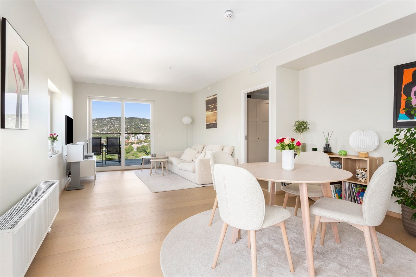 Leiligheten har en åpen løsning mellom stue og kjøkken Galleribilde