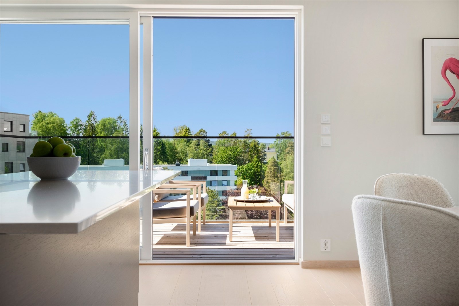 Fra kjøkkenet har du adkomst til leilighetens vestvendte balkong Galleribilde