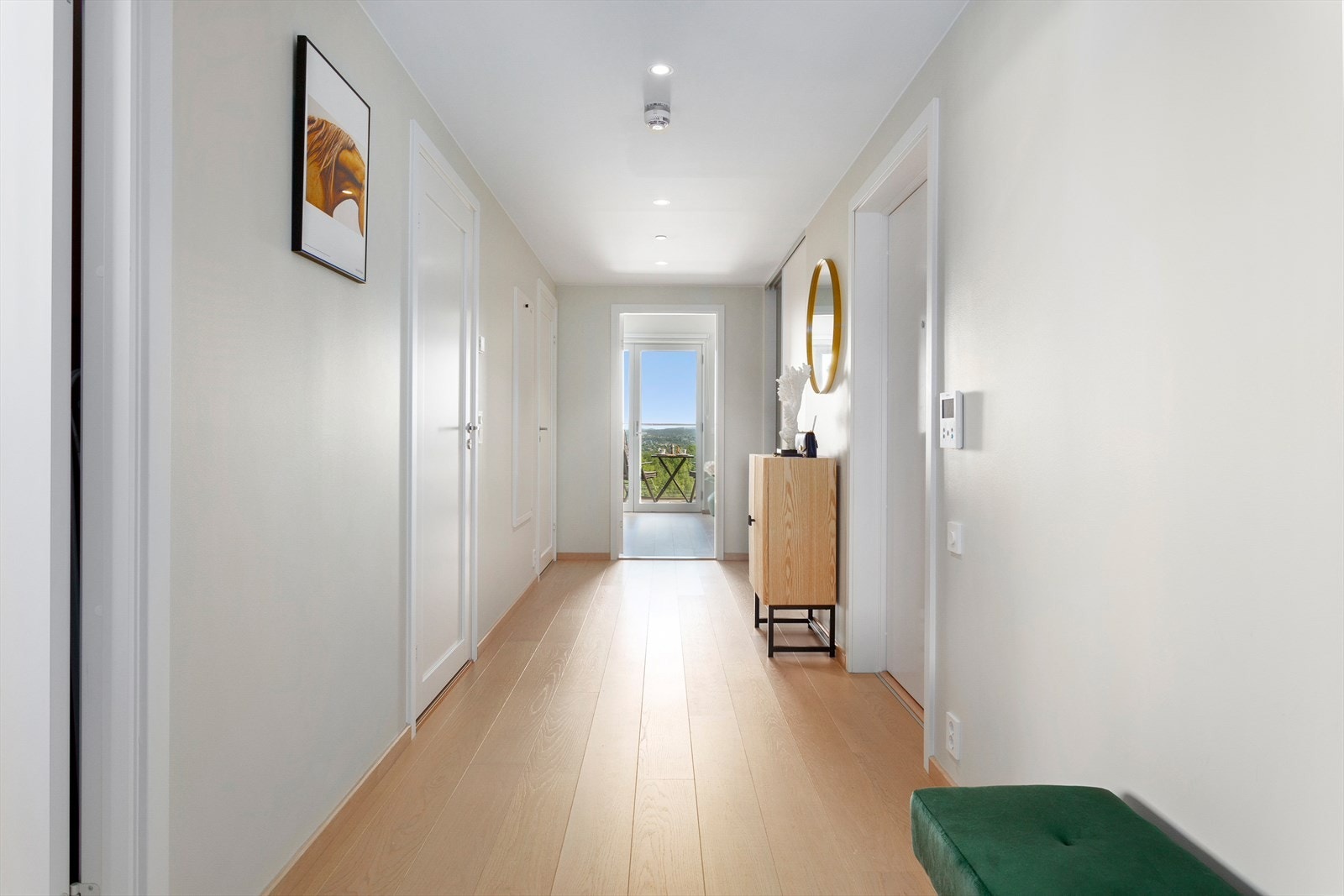 Gang med gjennomlys som skaper en luftig atmosfære Galleribilde