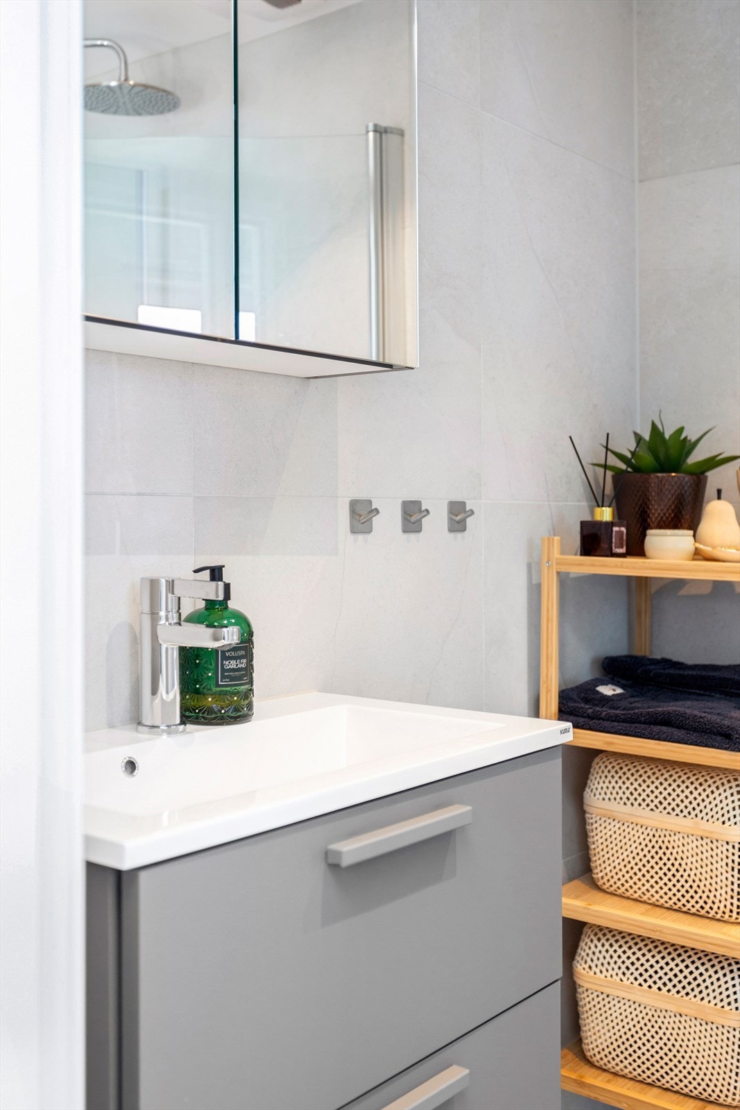 Pent flislagt baderom med stilren innredning Galleribilde