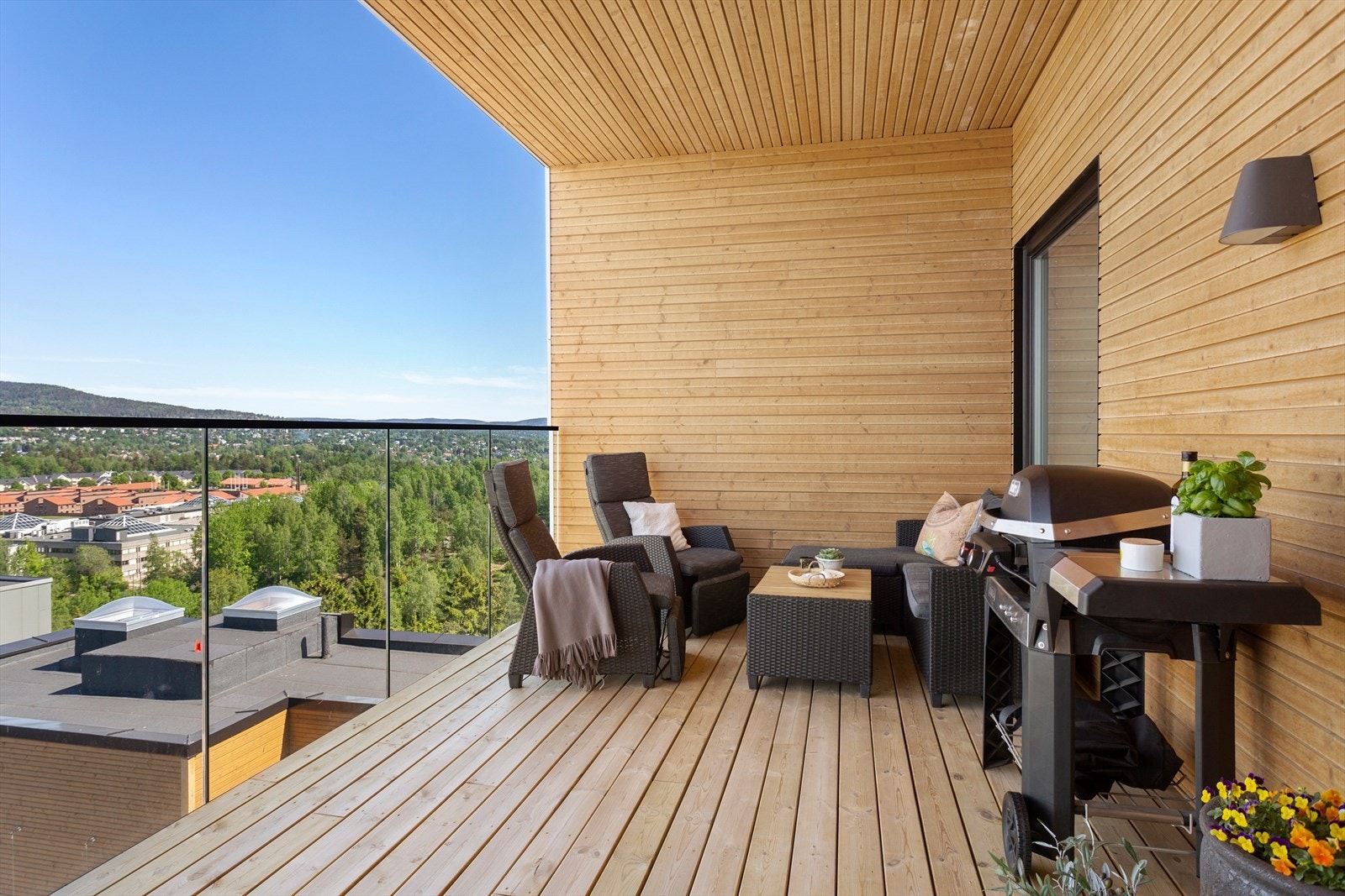 Balkongen er nordvendt og har en flott utsikt mot Holmenkollen Galleribilde