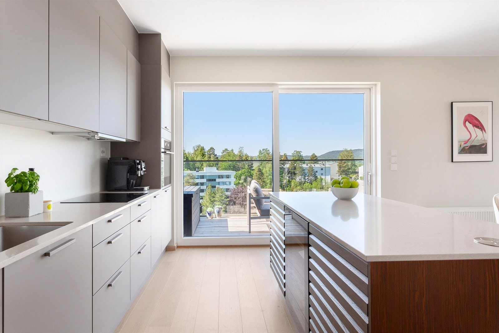 Moderne HTH-kjøkken med vinskap og hvitevarer av høy kvalitet Galleribilde