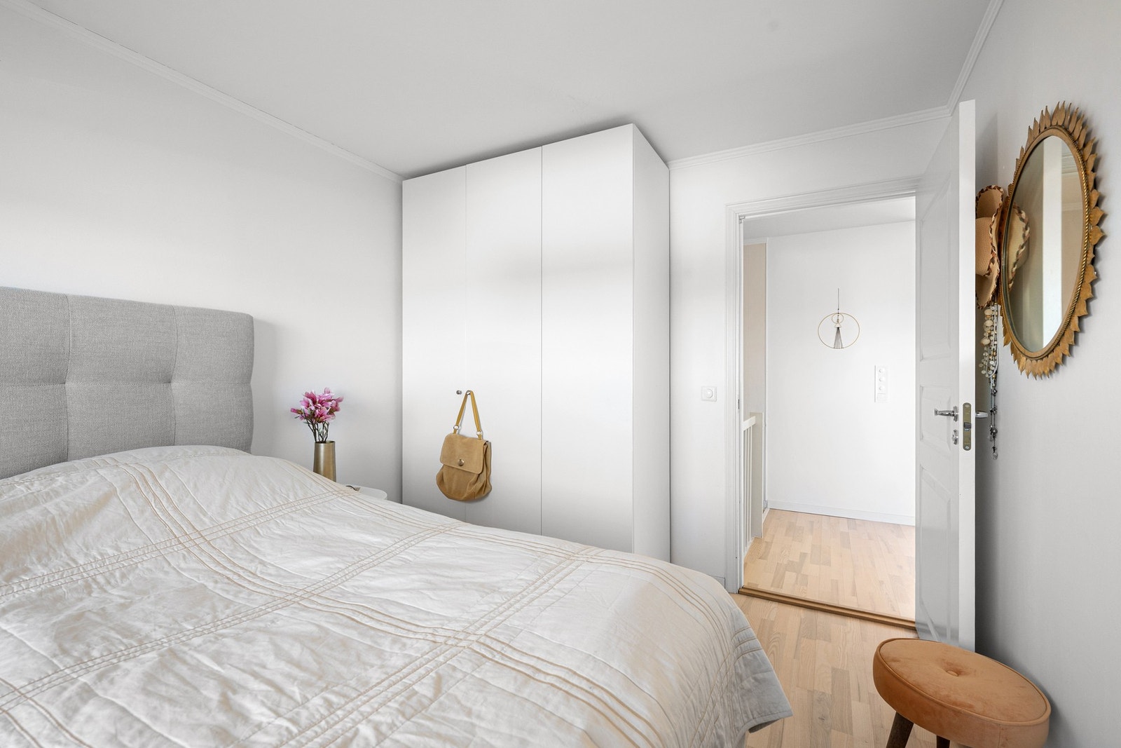 Hovedsoverom med god oppbevaringsplass i garderobeskap. Galleribilde