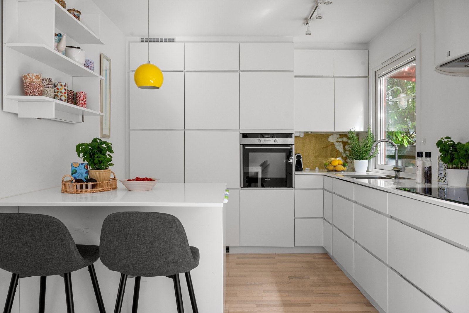 Kjøkken med takhøy innredning, rikelig skapplass og integrerte hvitevarer som følger med. Galleribilde