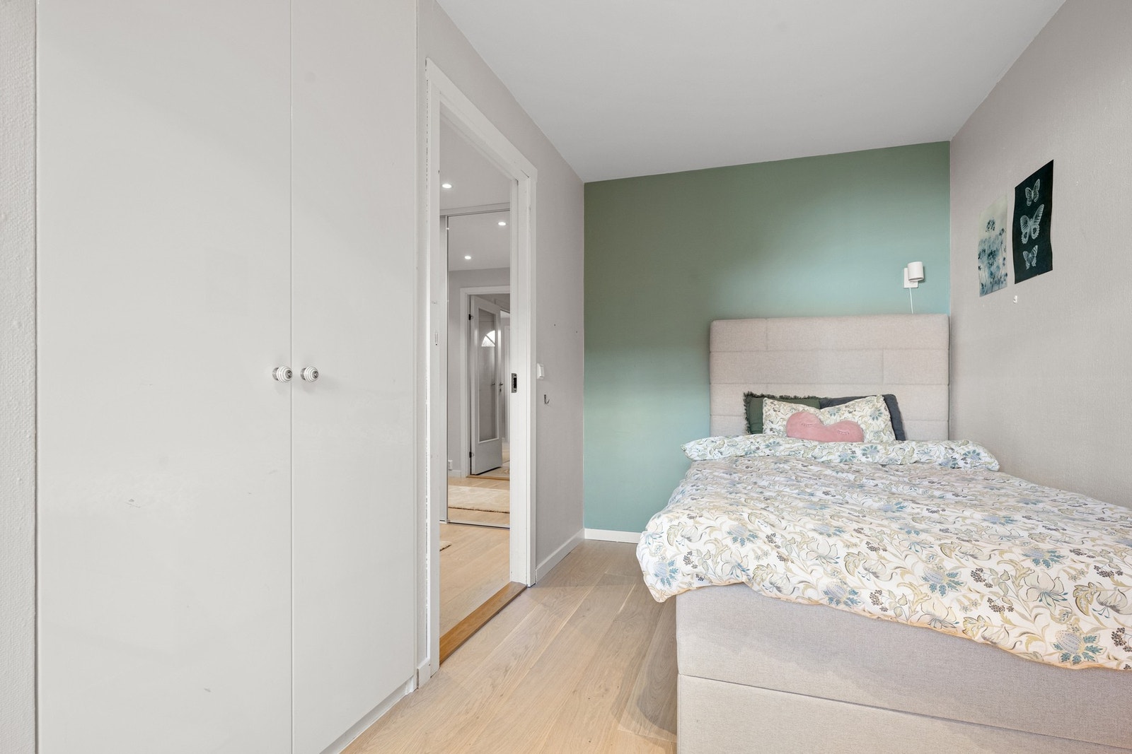 Soverom 2 i underetasjen - med vindu mot uteområde og plass til både seng og oppbevaringsløsning. Galleribilde