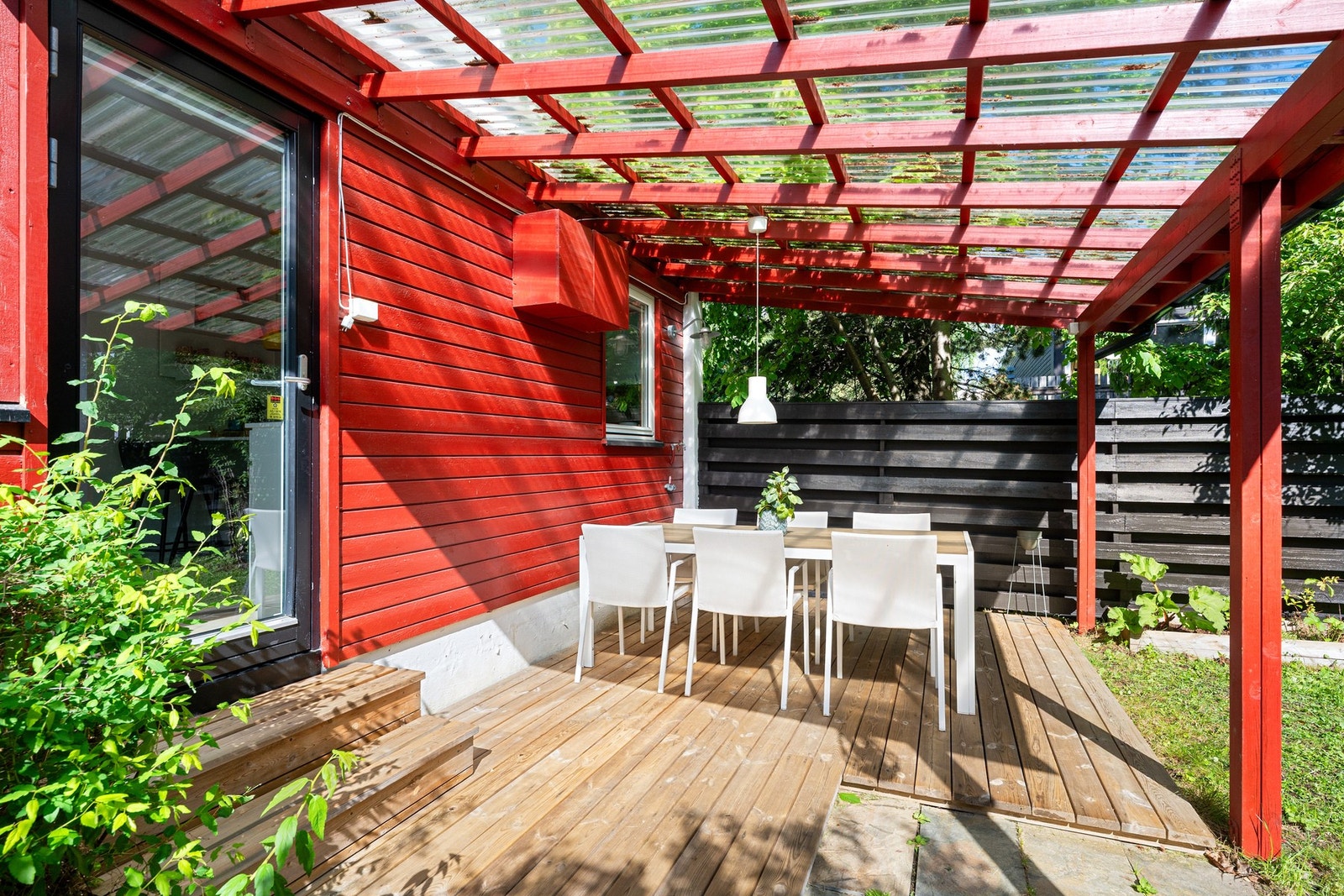 To innbydende terrasser gir gode muligheter for møblering, grilling og hyggelige utedager - den ene terrassen er praktisk overbygd. Galleribilde