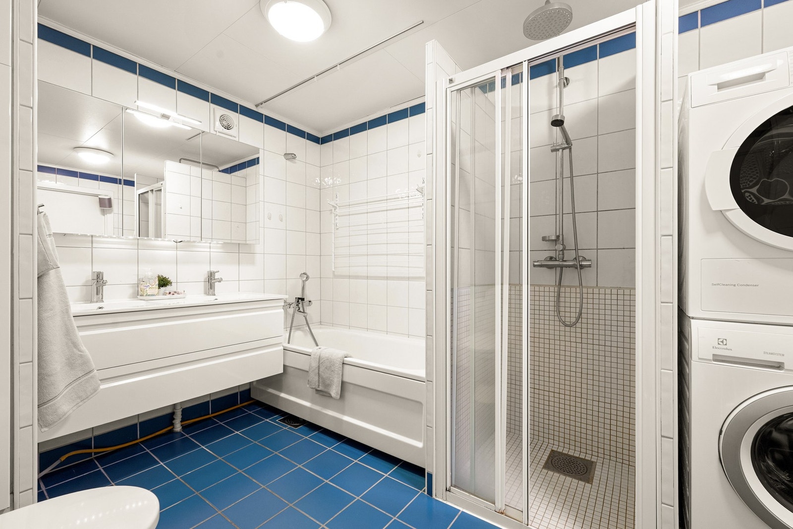 Badet har flislagte overflater og er innredet med nyere servantskap, speilskap og toalett (2013). Galleribilde