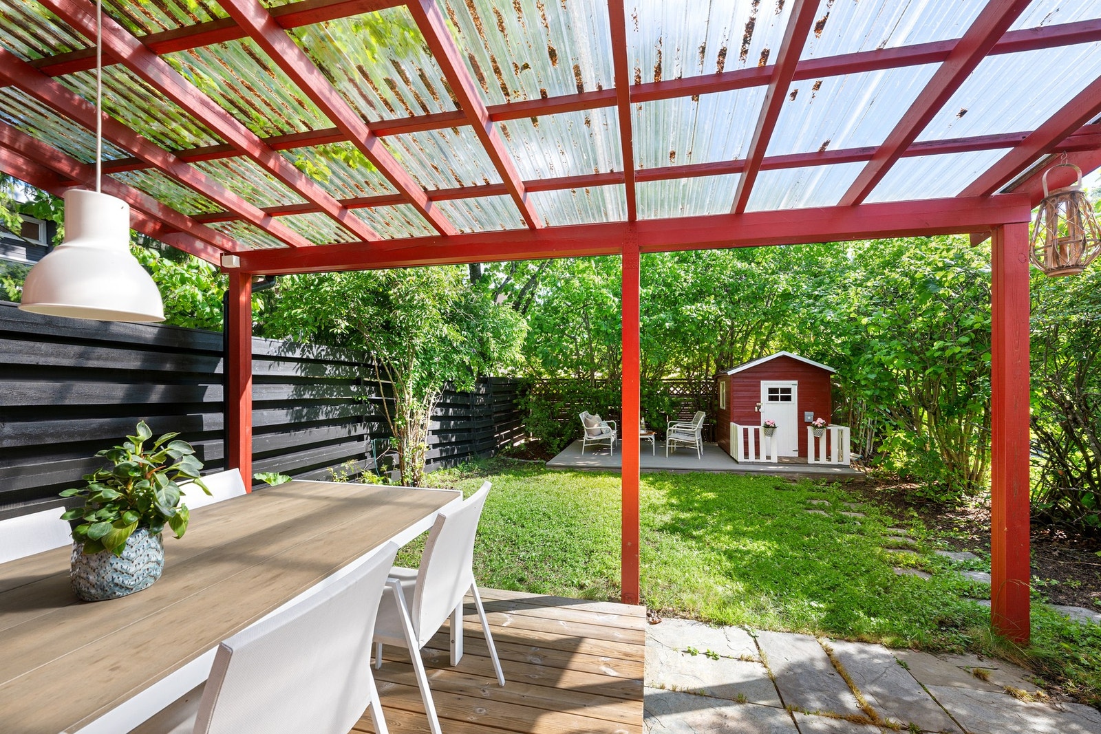 Hyggelig uteplass med lun beliggenhet og direkte adkomst fra kjøkkenet - perfekt for morgenkaffen eller små måltider ute. Galleribilde