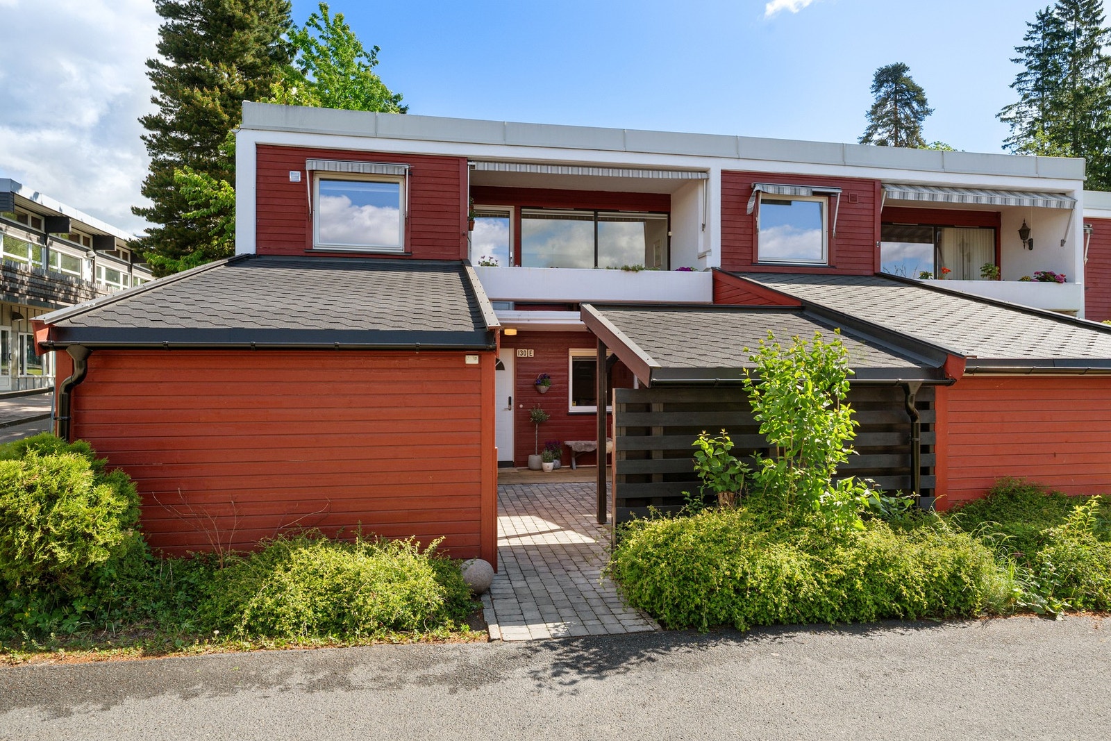 Eiendommen har barnevennlig og ettertraktet beliggenhet, solrike uteplasser og garasjeplass. Galleribilde