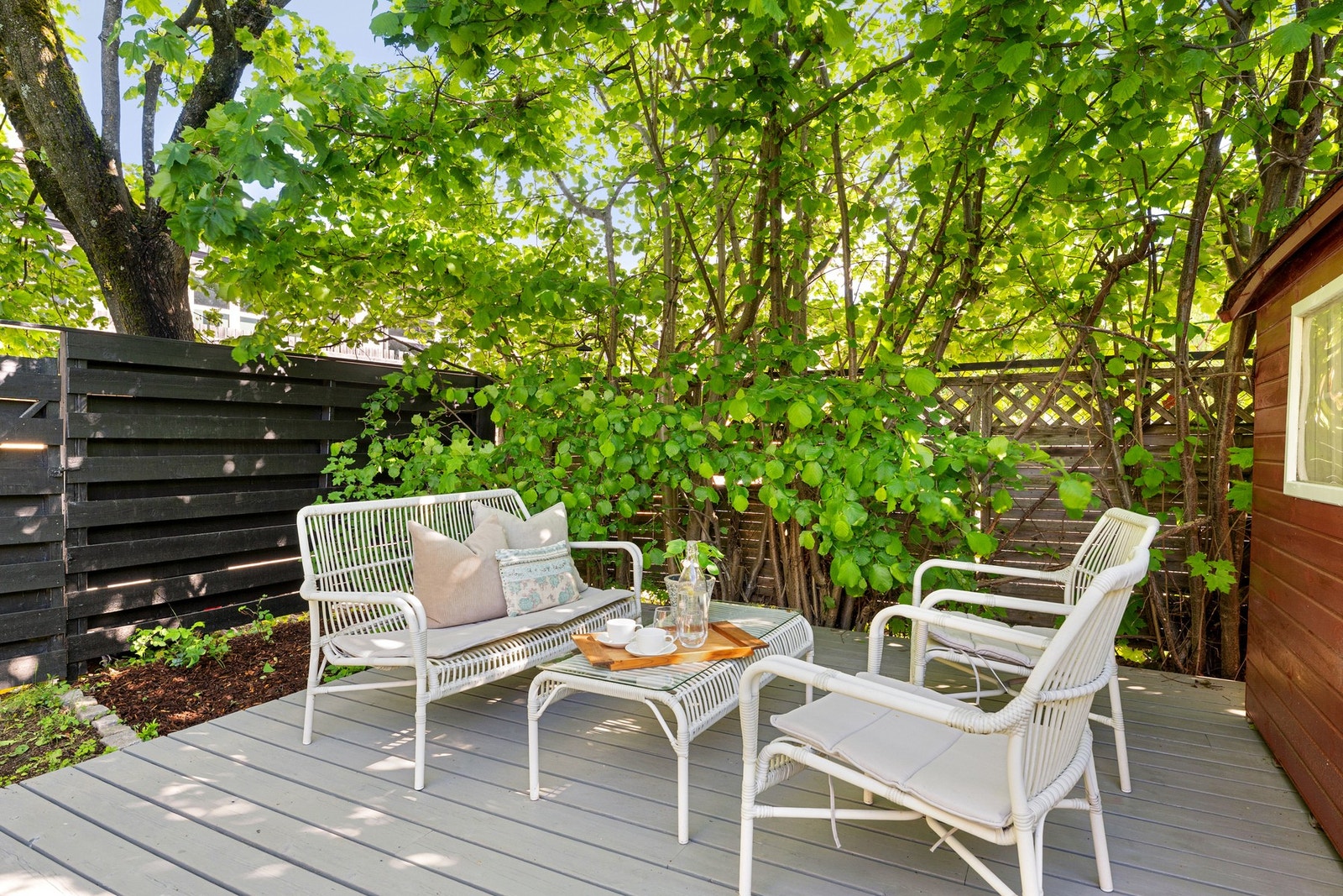 Huset har en fredelig og naturnær beliggenhet med umiddelbar tilgang til turstier, grøntområder og rekreasjon. Galleribilde