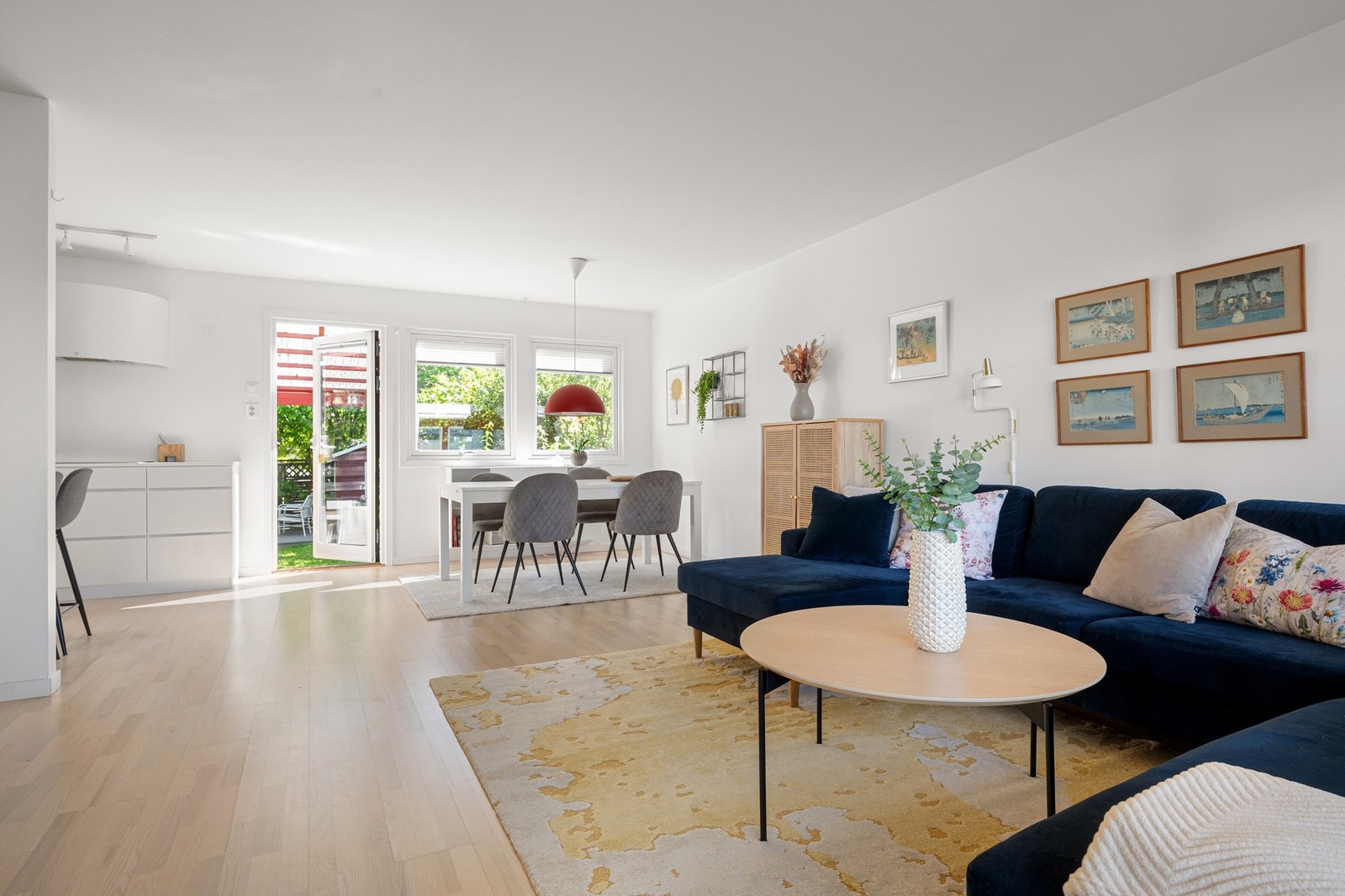 Luftig oppholdsrom med lyse overflater og store vindusflater som slipper inn rikelig med dagslys fra to retninger. Galleribilde