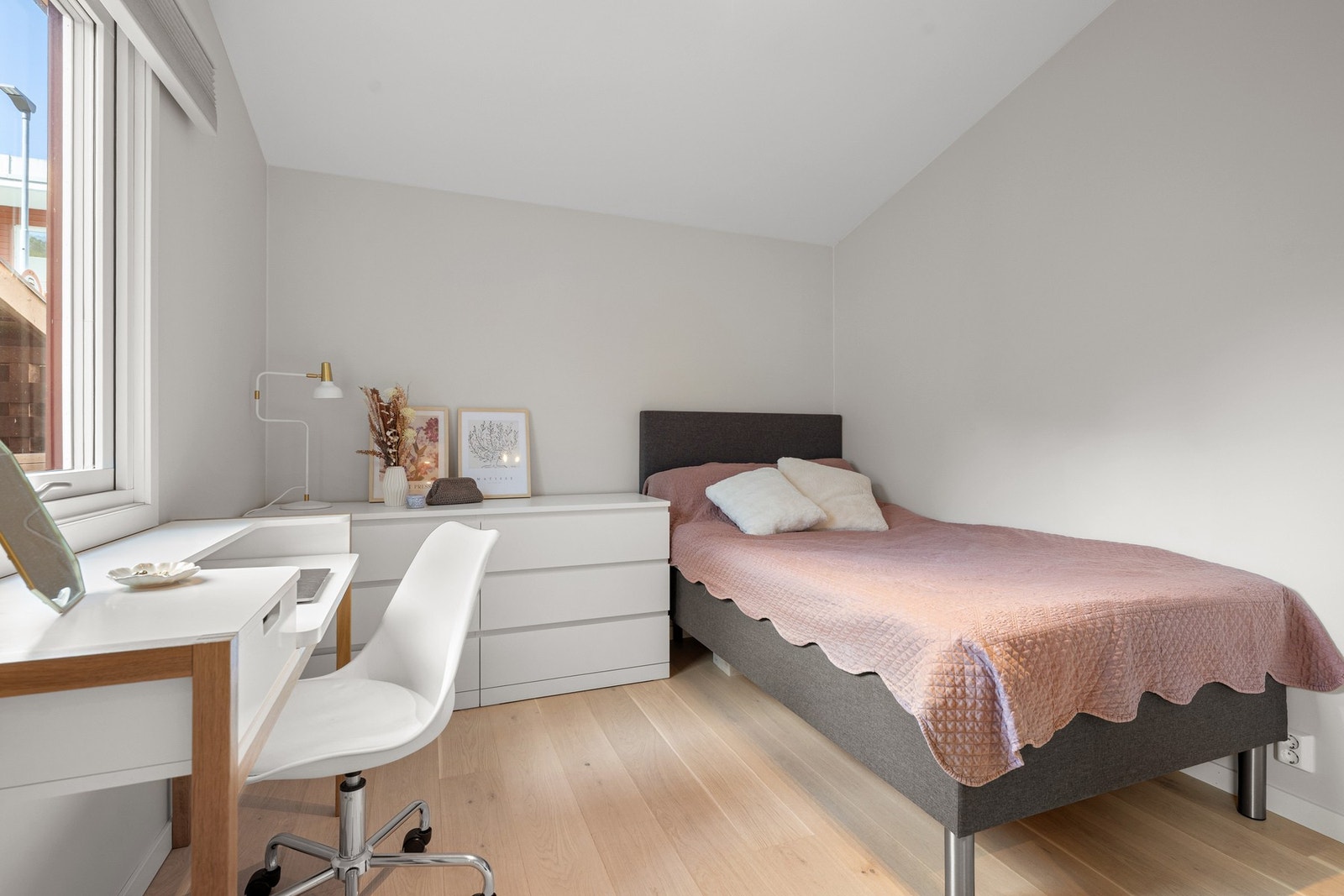 Lyst soverom i underetasjen med adkomst fra TV-stue - velegnet som barne-, gjeste- eller arbeidsrom. Galleribilde