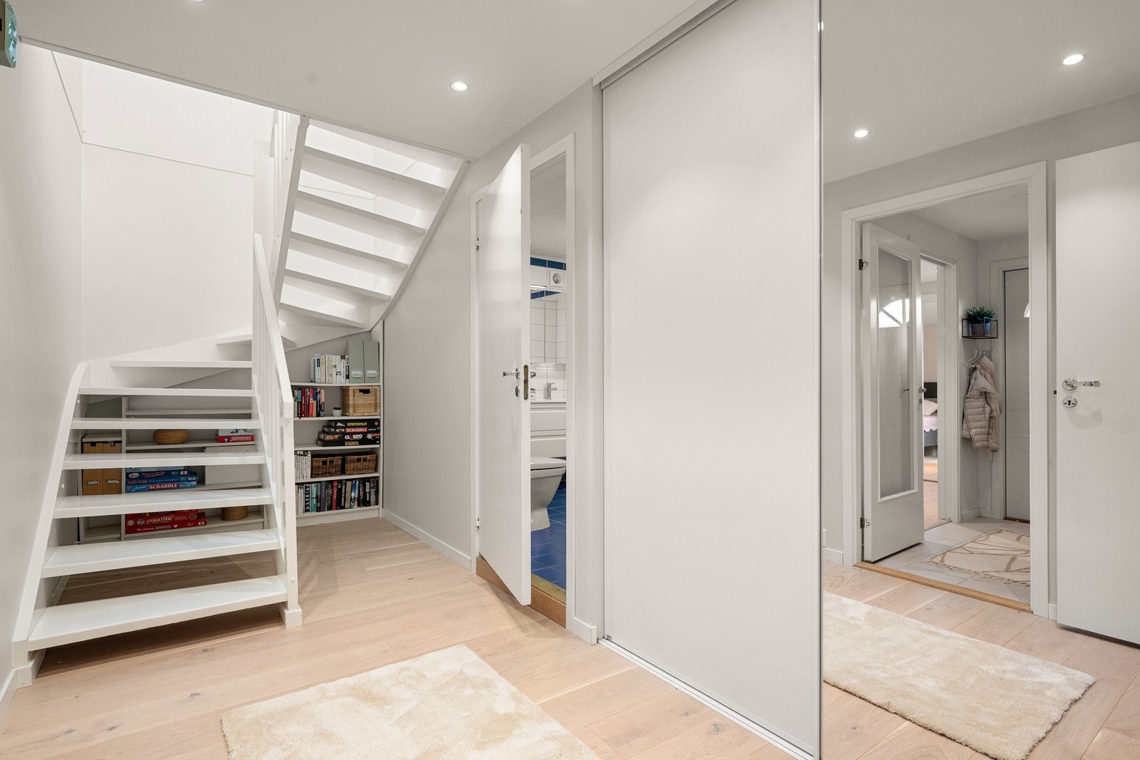 Rikelig med oppbevaringsplass i romslig skyvedørsgarderobe, i tillegg oppbevaringsmuligheter under trappen. Galleribilde