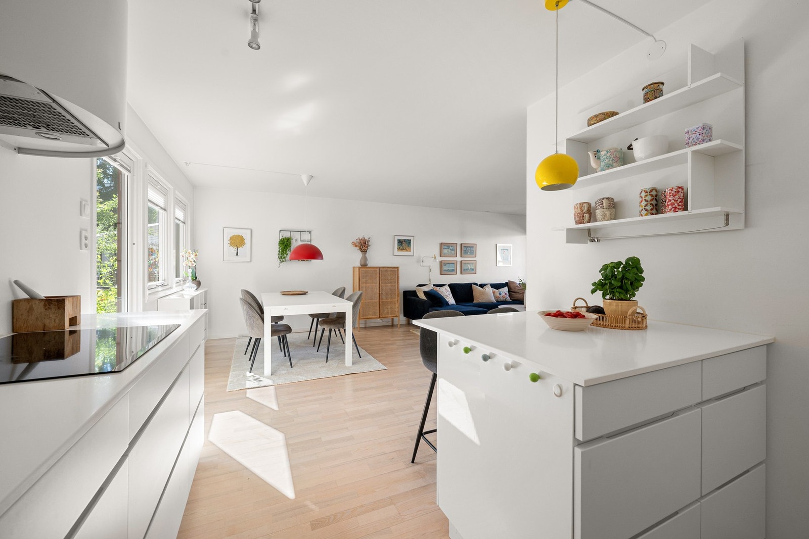 Smart planløsning med åpen og sosial stue, samtidig som kjøkkenet er trukket litt tilbake og delvis skjermet. Galleribilde