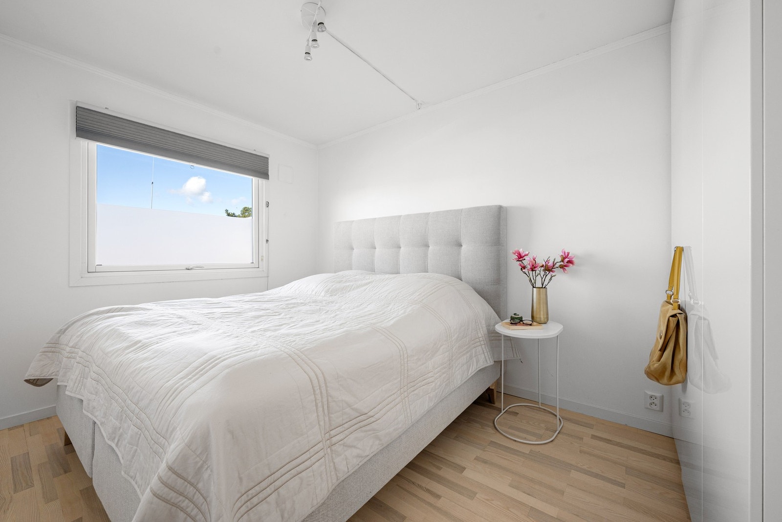 Hovedsoverom i 1. etasje med lyse overflater og parkettgulv - rommet har plass til dobbeltseng og garderobe. Galleribilde