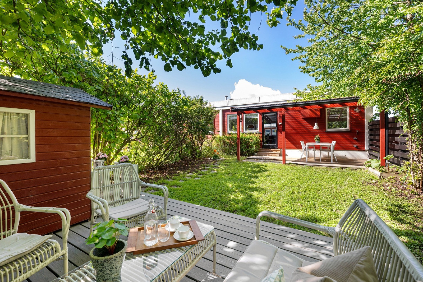 Familievennlig rekkehus over to plan - beliggende i et attraktivt og rolig område med gode bokvaliteter. Galleribilde