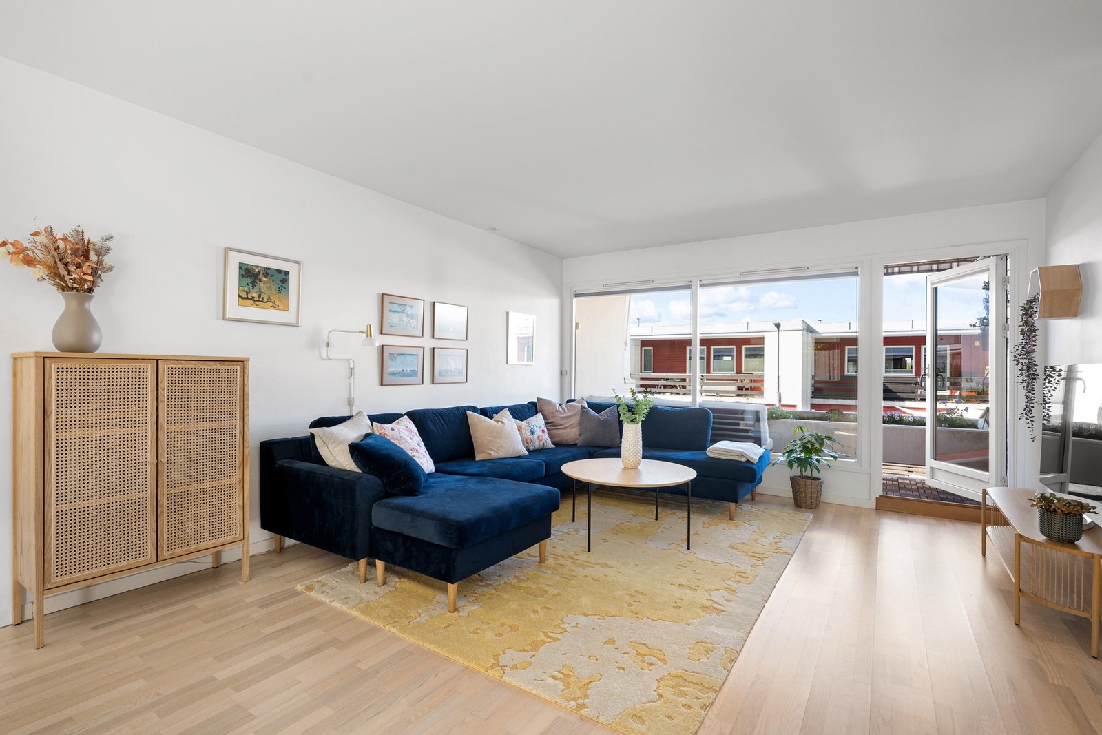 Gjennomgående parkett og lyse vegger skaper et tidløst og luftig uttrykk i stuen. Vinduer i full bredde gir flott lysinnslipp. Galleribilde