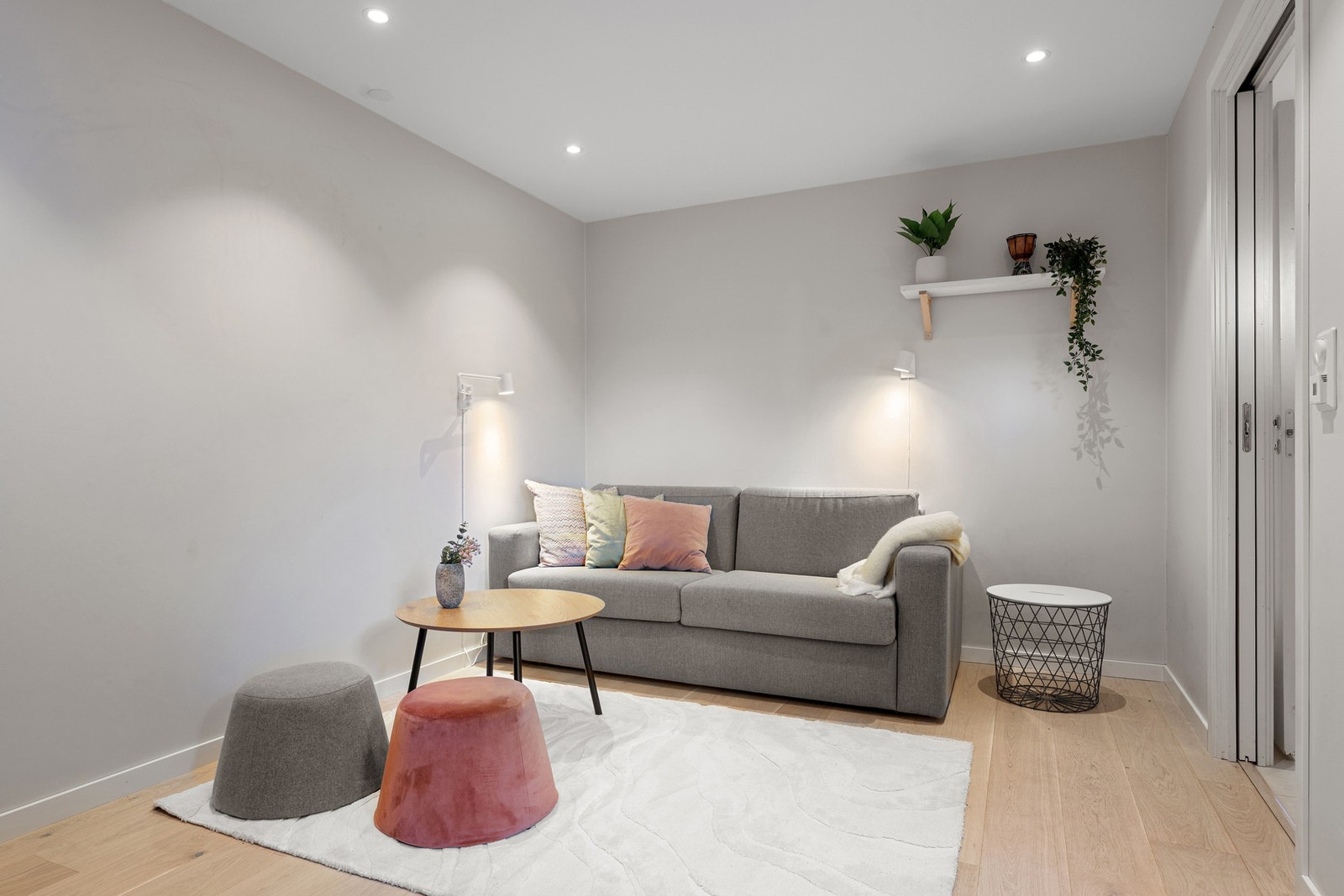 Etasjen ble bygget ut og oppgradert i 2022 (unntatt badet), og holder en gjennomgående god standard. Galleribilde