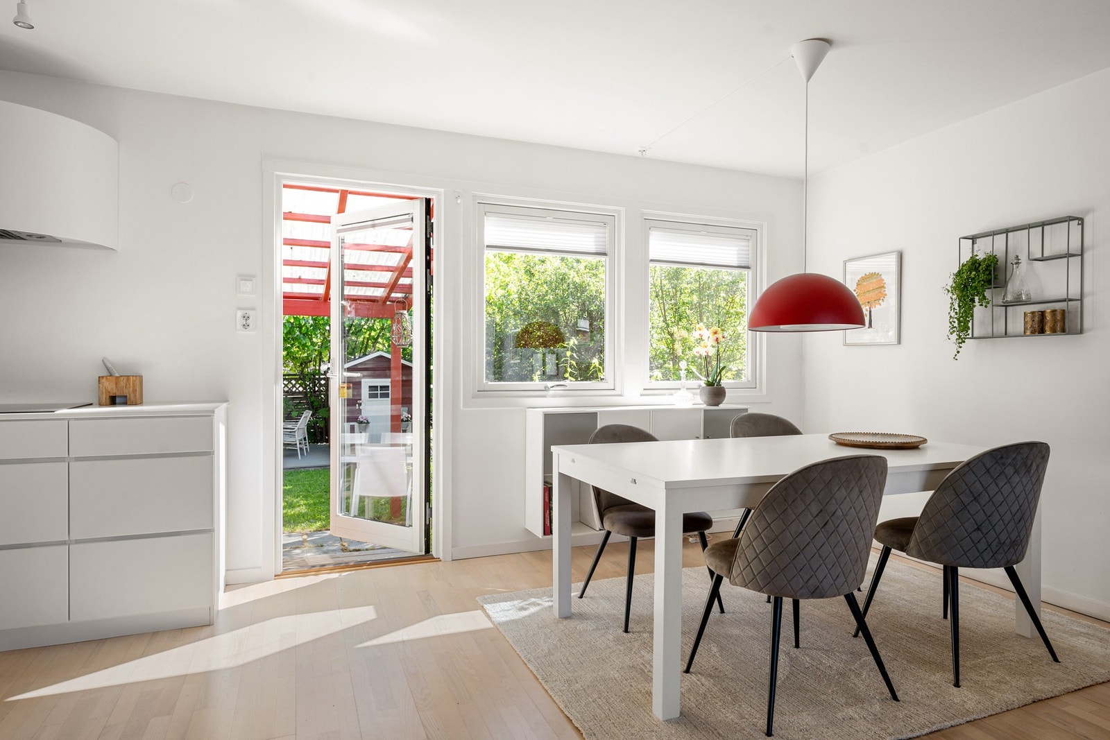 En av boligens kvaliteter er den lune og idylliske uteplassen - med terrasse, gressplen og sjarmerende dukkestue, rett utenfor kjøkkenet. Galleribilde