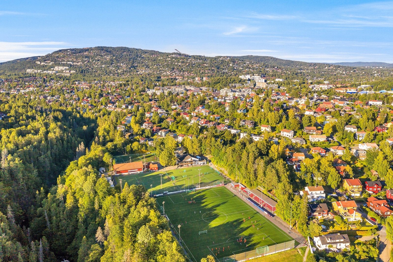Nærområdet er rikt på idrettsanlegg, inkludert Røabanen og Ullernbanen, som tilbyr utmerkede fasiliteter for sport og fritidsaktiviteter. Galleribilde