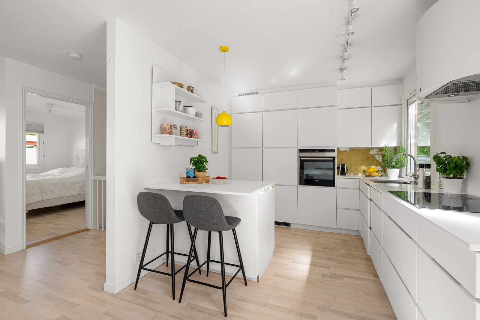 Lyst kjøkken fra 2013 med glatte fronter og integrerte hvitevarer - en praktisk løsning med god arbeids- og oppbevaringsplass. Galleribilde