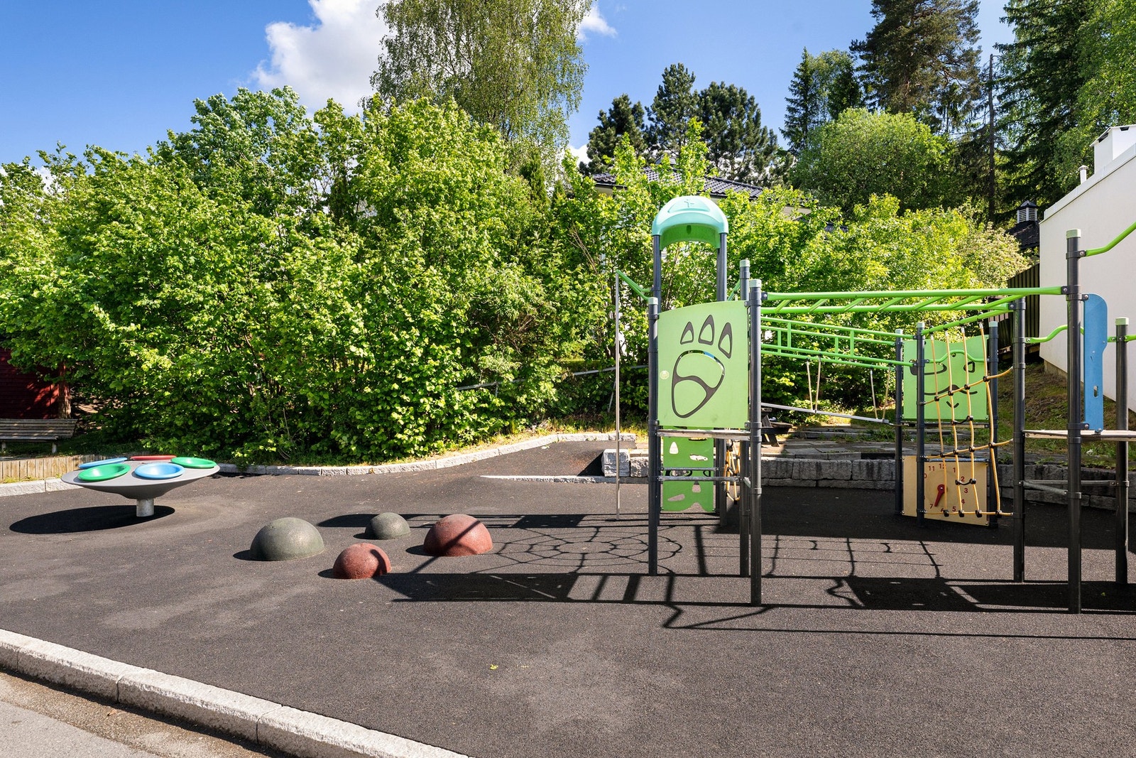 Boligen ligger i et familievennlig og rolig boligområde, med kort vei til barnehager, skoler og lekeområder, perfekt for småbarnsfamilier. Galleribilde