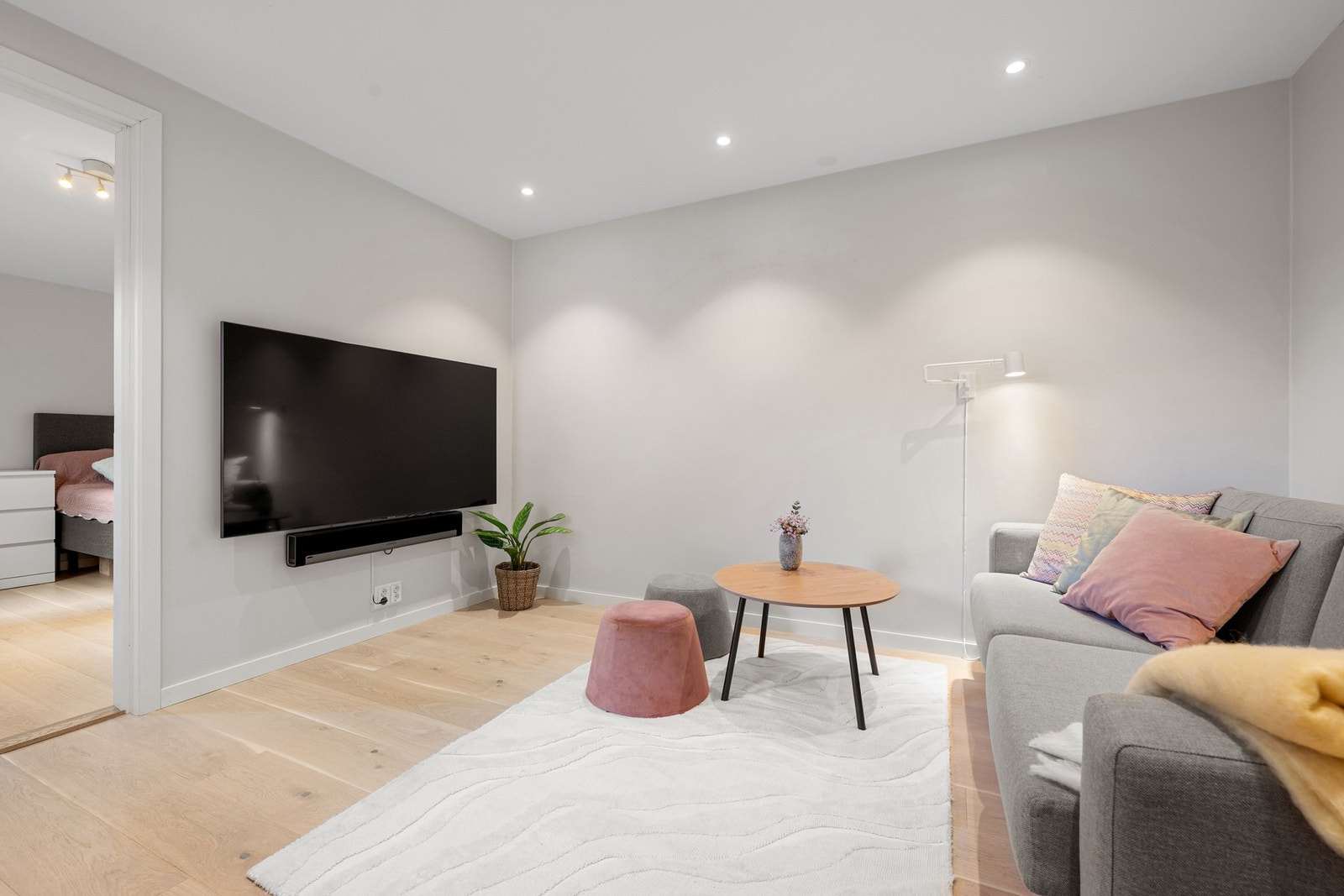 Underetasjen byr på en lun og avskjermet TV-stue - perfekt for filmkvelder eller som ungdomsrom. Galleribilde