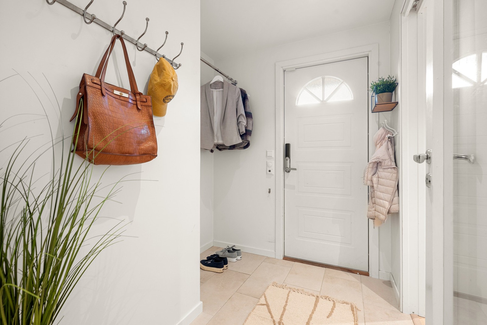 Velkommen inn! Flislagt entré med behagelig gulvvarme og ytterdør med kodelås. Galleribilde