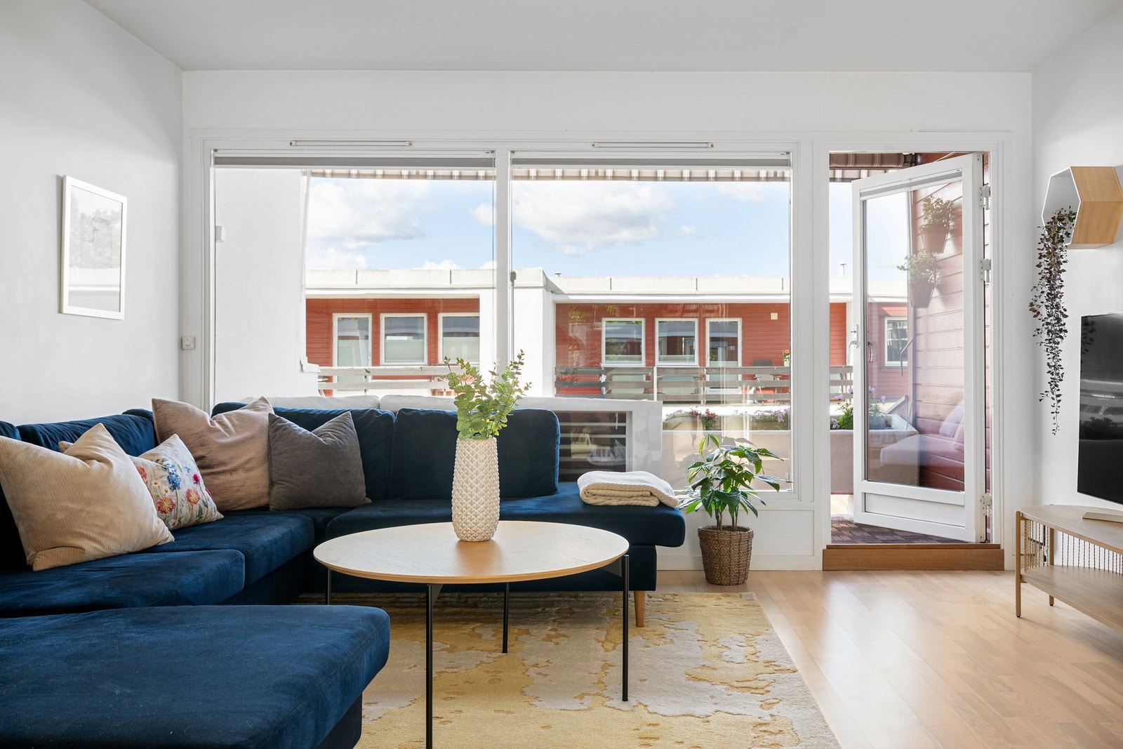 Fra stuen er det utgang til en solrik balkong med syd/sydvestlig orientering. Galleribilde