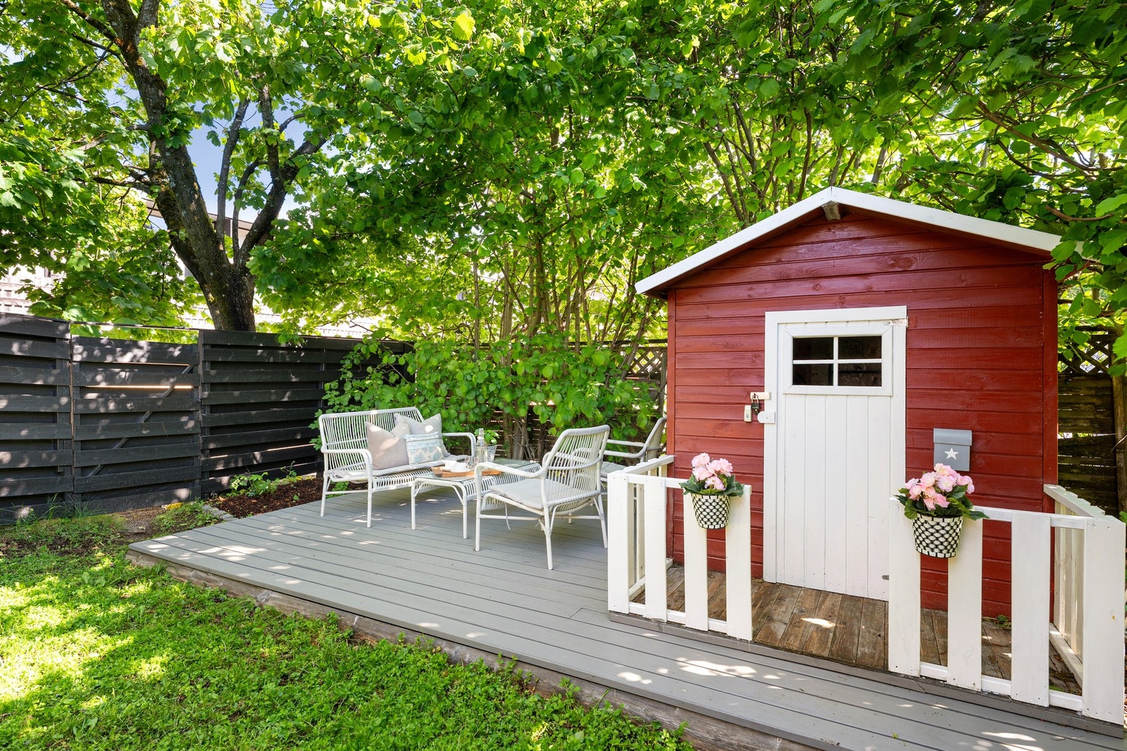 Uteplassen er svært romslig med god plass til ulike møbleringssoner, grill, putekasse og lignende. Galleribilde