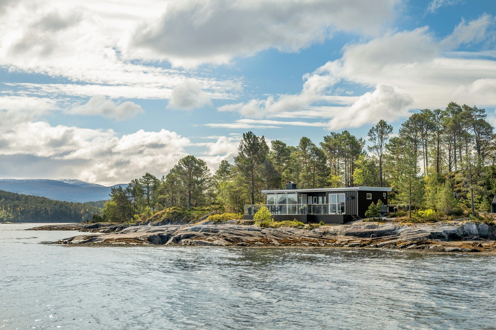 Nydelig fritidseiendom med svaberg og badeplasser rundt. Galleribilde
