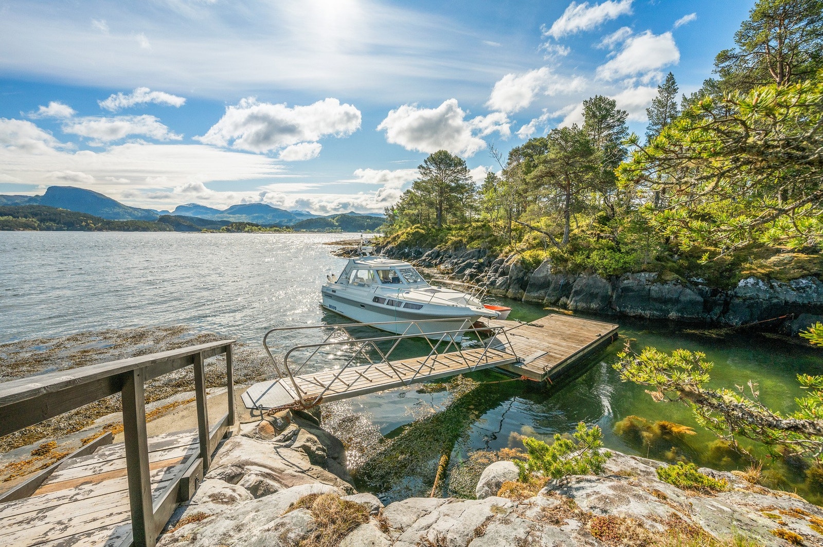 Enkel og trygg adkomst til flytebrygga. Galleribilde