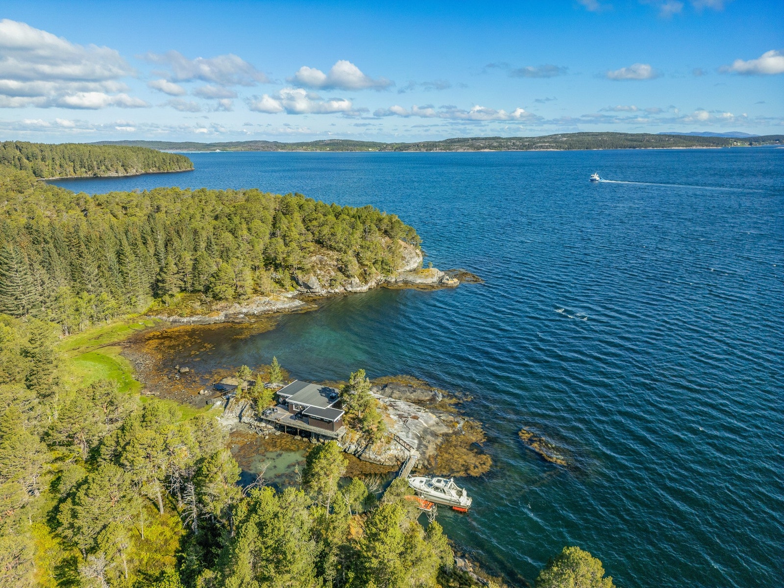Hytta ligger på Ertvågsøya, her med utsikt mot Skardsøya. Galleribilde