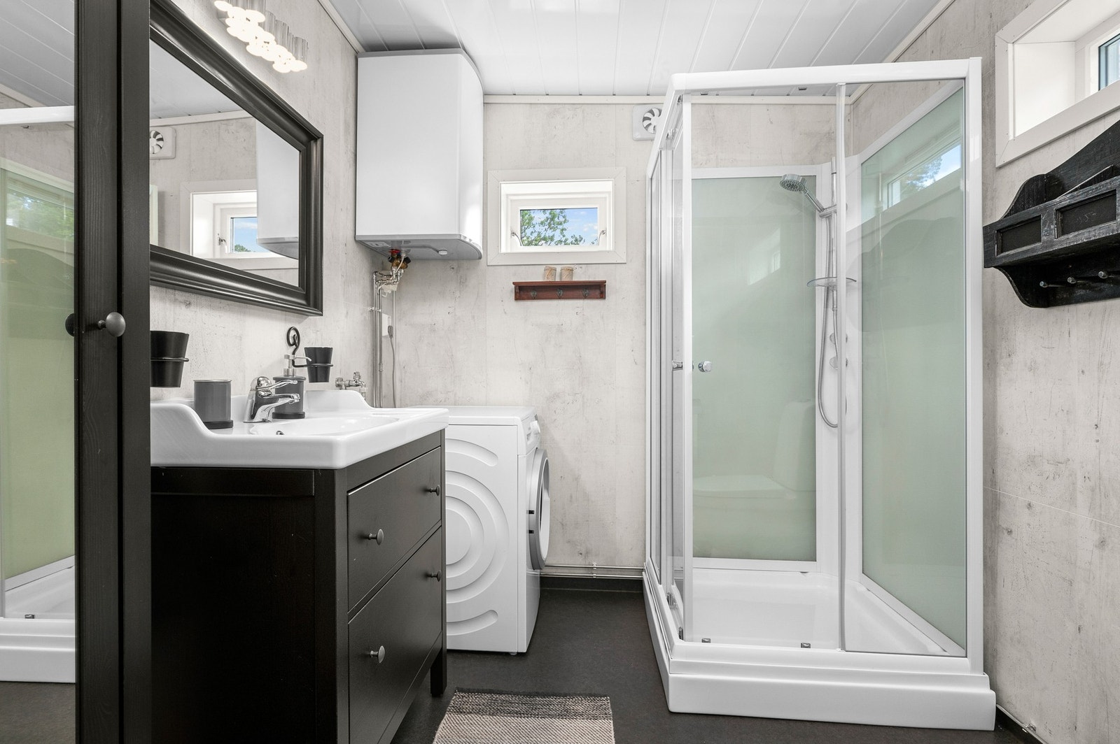 Dette badet ble renovert i 2018, og har uttak til vaskemaskin. Fuktstyrt vifte, og vindu for god lufting. Badet er ca 5m2. Galleribilde
